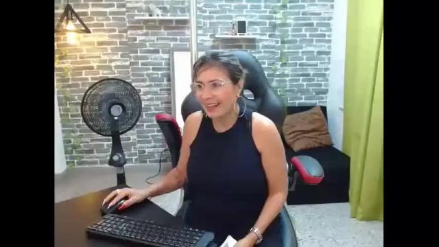 Image 6 of renatasmiith Stream on Chaturbate on 15 months ago