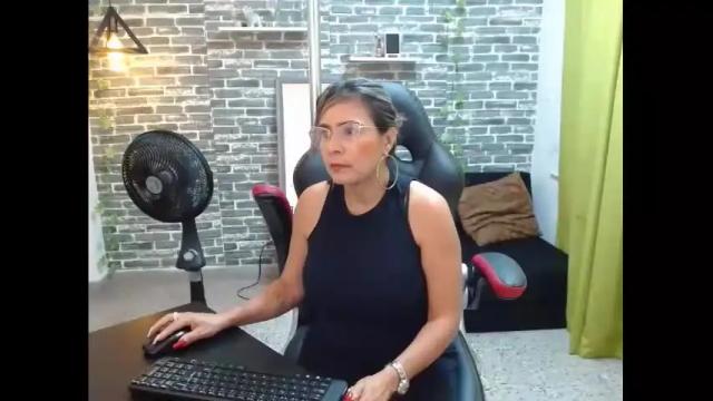 Image 7 of renatasmiith Stream on Chaturbate on 15 months ago