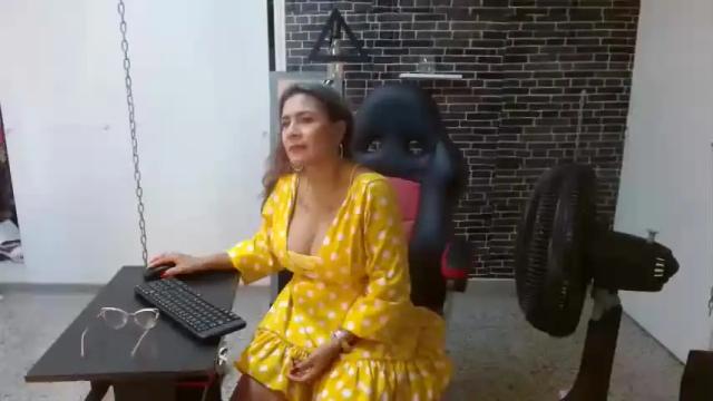 Image 2 of renatasmiith Stream on Chaturbate on 15 months ago
