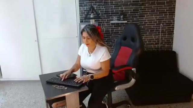 Image 3 of renatasmiith Stream on Chaturbate on 14 months ago