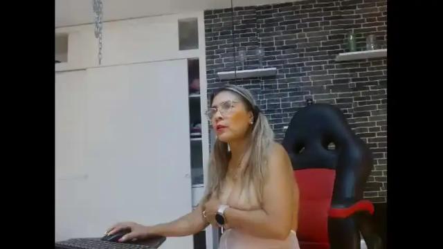 Image 11 of renatasmiith Stream on Chaturbate on 14 months ago