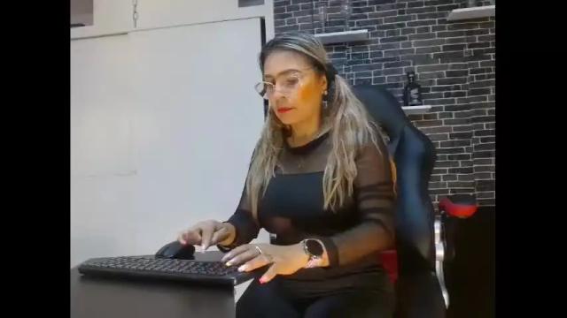 Image 7 of renatasmiith Stream on Chaturbate on 14 months ago