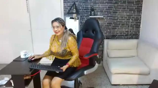 Image 11 of renatasmiith Stream on Chaturbate on 14 months ago