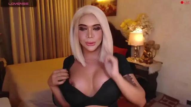 Image 10 of respendent_margaux Stream on Chaturbate on 15 months ago
