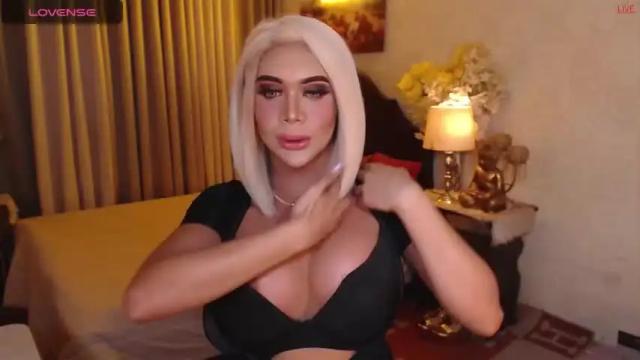 Image 2 of respendent_margaux Stream on Chaturbate on 15 months ago