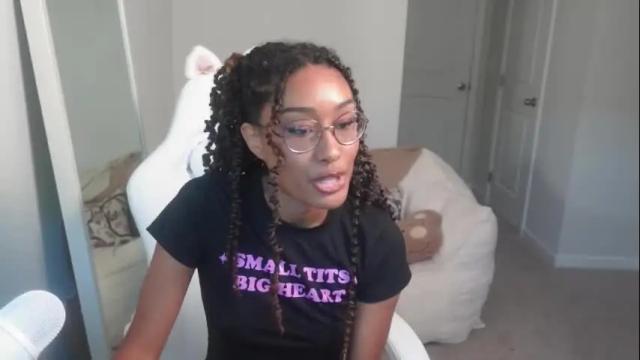 Image 2 of rhileylove Stream on Chaturbate on 3 months ago