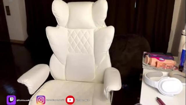 Image 8 of richhousewives Stream on Chaturbate on 11 days ago