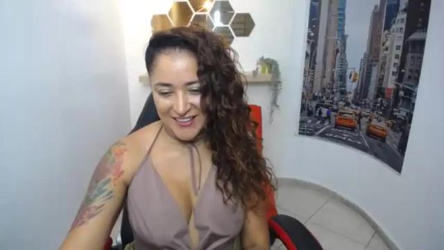 Image 4 of rihanna_kim Stream on Chaturbate on 24 months ago