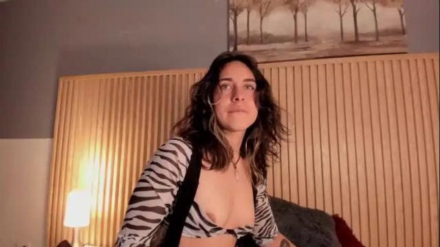 Image 3 of riley_colors Stream on Chaturbate on 3 months ago
