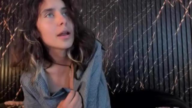 Image 12 of riley_colors Stream on Chaturbate on 1 month ago