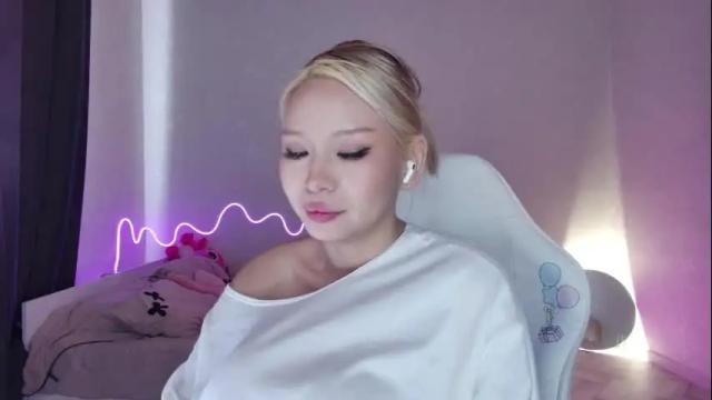 Image 11 of rileymee Stream on Chaturbate on 8 days ago
