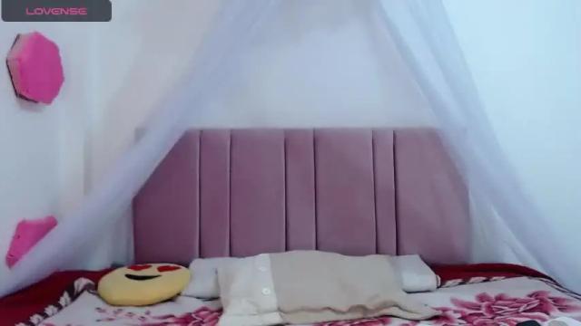 Image 10 of roblesxx Stream on Chaturbate on 19 months ago