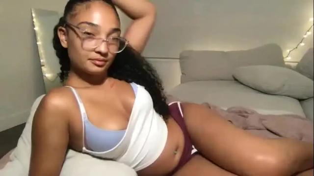 Image 11 of rosalinatoosexy Stream on Chaturbate on 2 months ago
