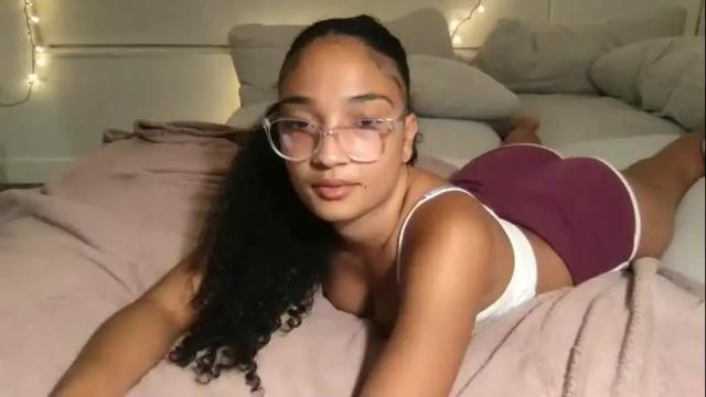 Image 3 of rosalinatoosexy Stream on Chaturbate on 2 months ago