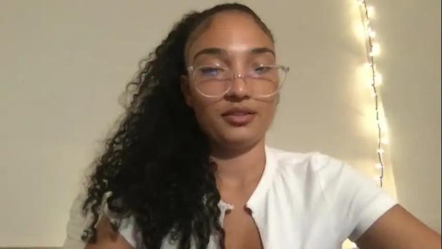 Image 3 of rosalinatoosexy Stream on Chaturbate on 1 month ago
