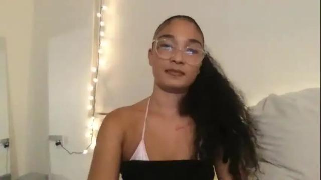 Image 3 of rosalinatoosexy Stream on Chaturbate on 1 month ago