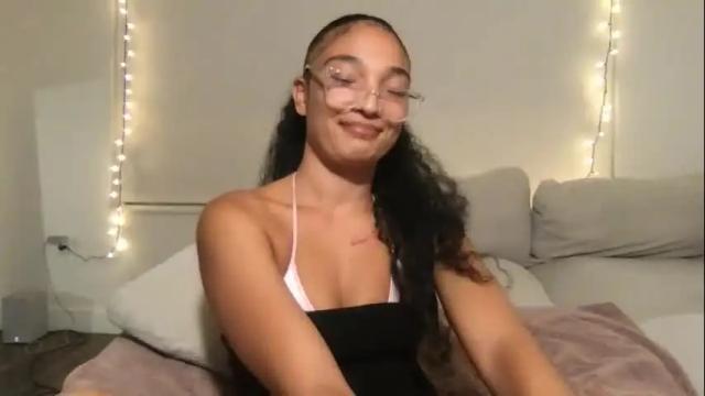 Image 7 of rosalinatoosexy Stream on Chaturbate on 1 month ago