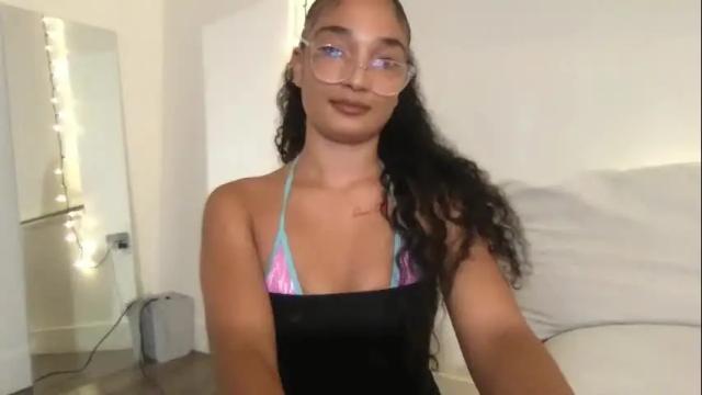Image 4 of rosalinatoosexy Stream on Chaturbate on 1 month ago