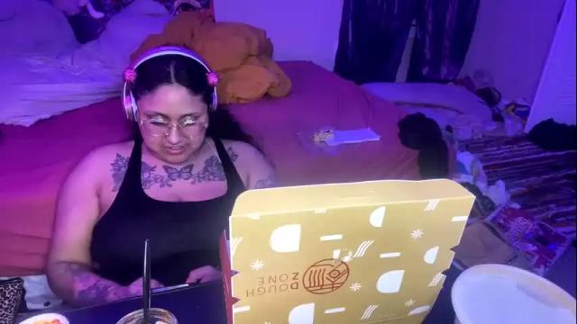 Image 2 of rosaxxxmariposa Stream on Chaturbate on 17 months ago