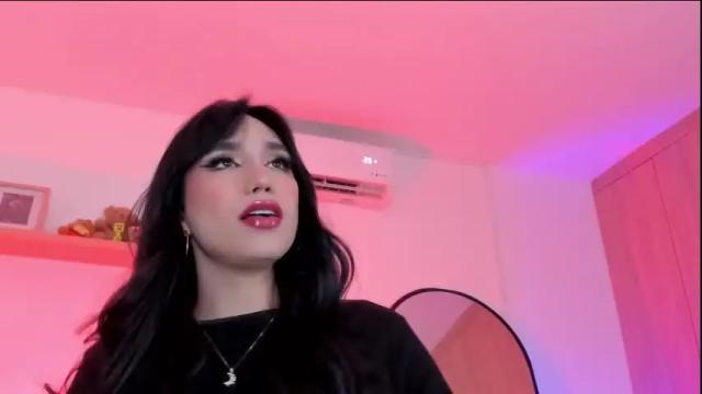 Image 2 of rose__saenz Stream on Chaturbate on 3 months ago