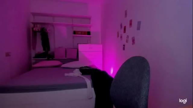 Image 2 of roshelle_xxx Stream on Chaturbate on 4 months ago