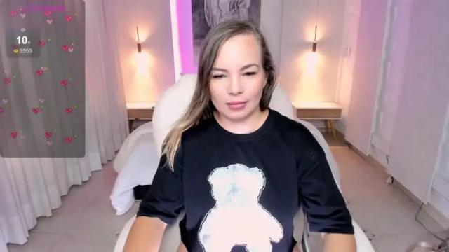 Image 3 of rosie_blakee Stream on Chaturbate on 14 months ago