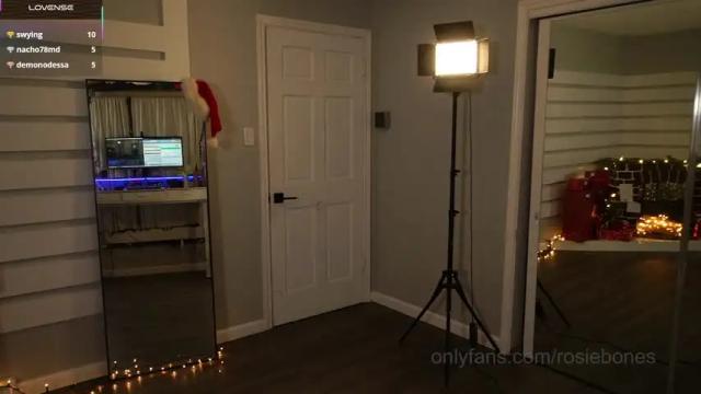 Image 4 of rosiebones Stream on Chaturbate on 1 month ago