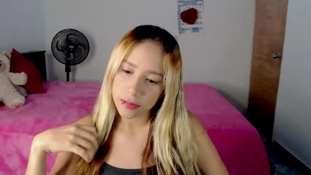 Image 2 of rosietaylor1 Stream on Chaturbate on 13 months ago