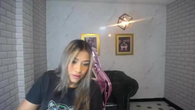 Image 3 of rosse_jeane_v Stream on Chaturbate on 12 months ago