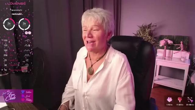 Image 6 of roxana_brooks Stream on Chaturbate on 12 months ago
