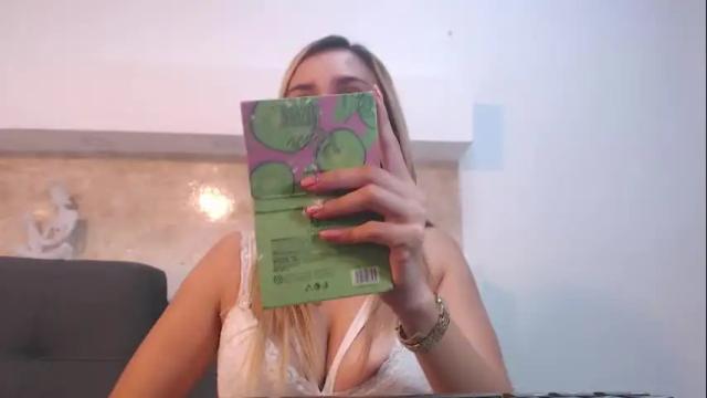 Image 11 of roxannebell Stream on Chaturbate on 19 months ago
