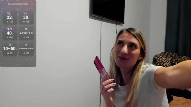 Image 2 of roxannequin Stream on Chaturbate on 15 months ago