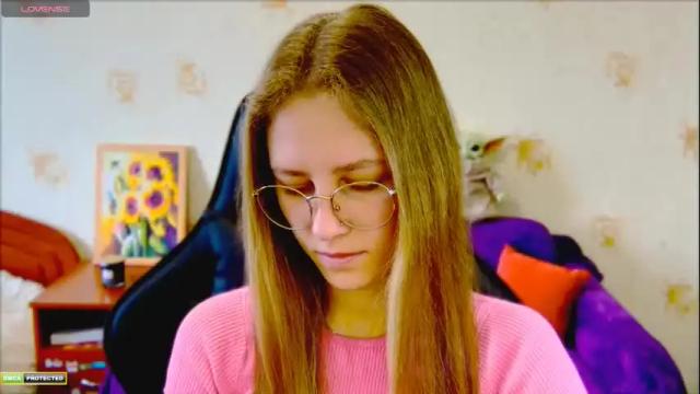 Image 3 of roxie_shy Stream on Chaturbate on 5 months ago