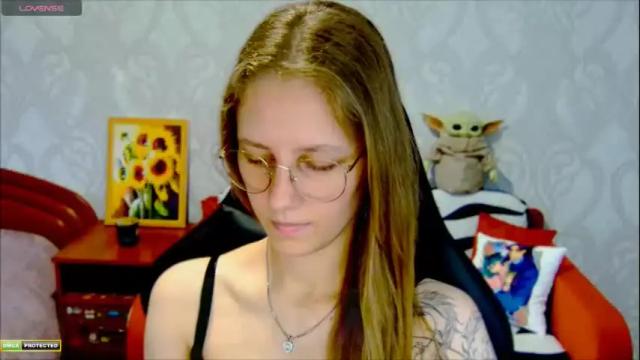 Image 2 of roxie_shy Stream on Chaturbate on 3 months ago