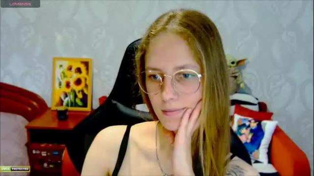 Image 3 of roxie_shy Stream on Chaturbate on 3 months ago