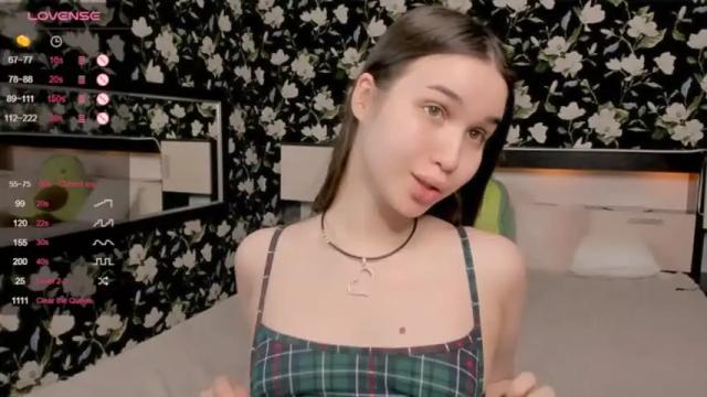 Image 11 of roxiemils Stream on Chaturbate on 15 months ago