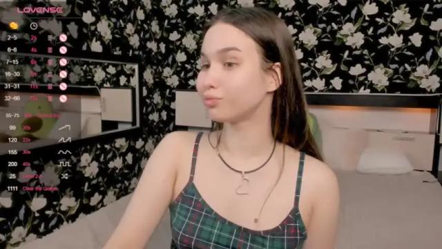 Image 12 of roxiemils Stream on Chaturbate on 15 months ago