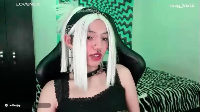 Image 3 of roxy_toxic Stream on Chaturbate on 5 months ago