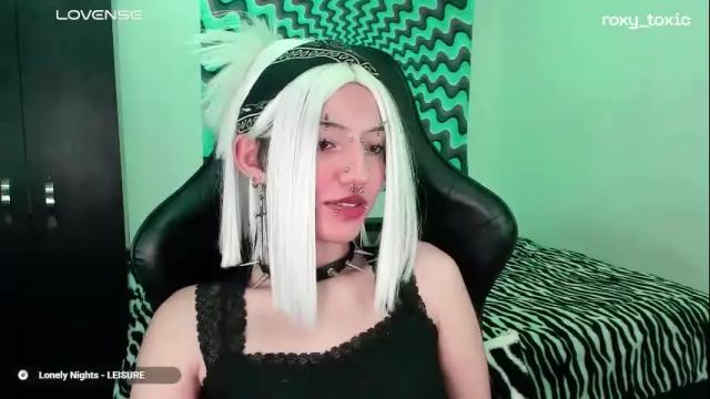 Image 4 of roxy_toxic Stream on Chaturbate on 5 months ago