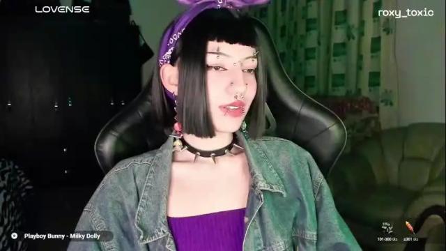 Image 3 of roxy_toxic Stream on Chaturbate on 4 months ago