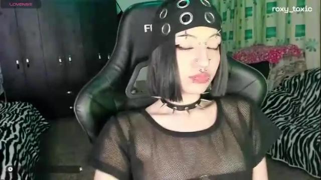 Image 2 of roxy_toxic Stream on Chaturbate on 4 months ago