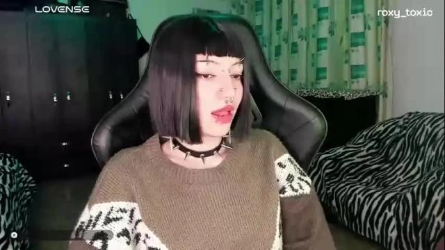 Image 2 of roxy_toxic Stream on Chaturbate on 4 months ago