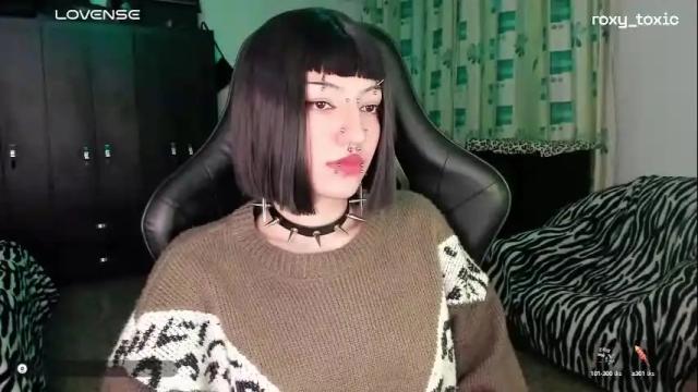 Image 3 of roxy_toxic Stream on Chaturbate on 4 months ago