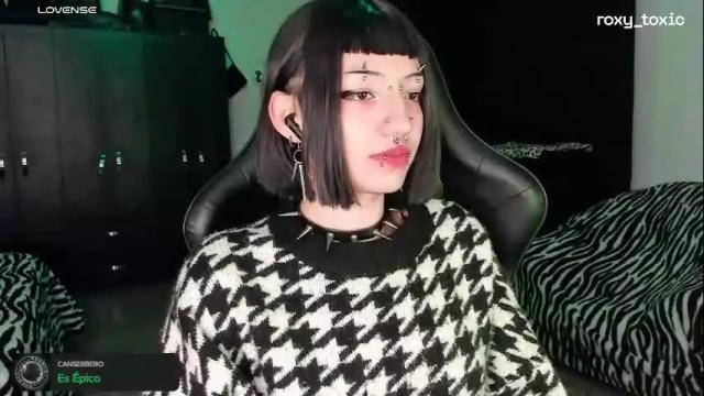 Image 2 of roxy_toxic Stream on Chaturbate on 3 months ago