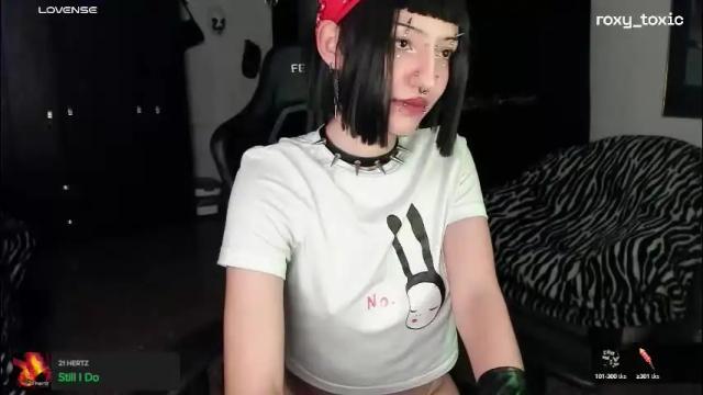 Image 4 of roxy_toxic Stream on Chaturbate on 2 months ago