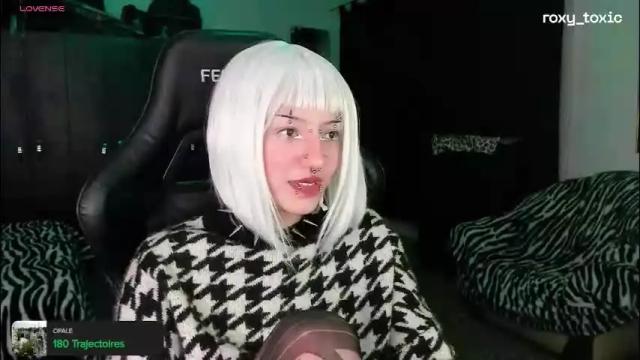 Image 2 of roxy_toxic Stream on Chaturbate on 2 months ago