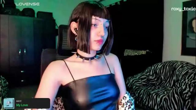 Image 3 of roxy_toxic Stream on Chaturbate on 1 day ago
