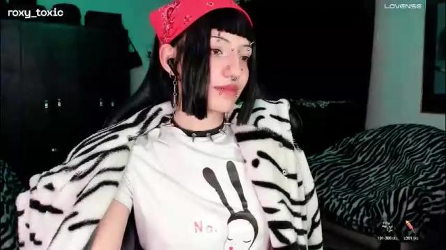 Image 10 of roxy_toxic Stream on Chaturbate on 1 month ago