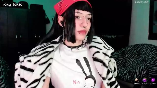 Image 12 of roxy_toxic Stream on Chaturbate on 1 month ago