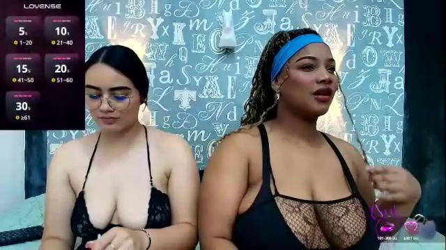 Image 2 of roxyandclhoe Stream on Chaturbate on 8 months ago